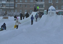 Курсанты ВПК «Беркут-Спасатель» подарили городу снежный городок