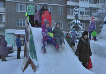 Курсанты ВПК «Беркут-Спасатель» подарили городу снежный городок